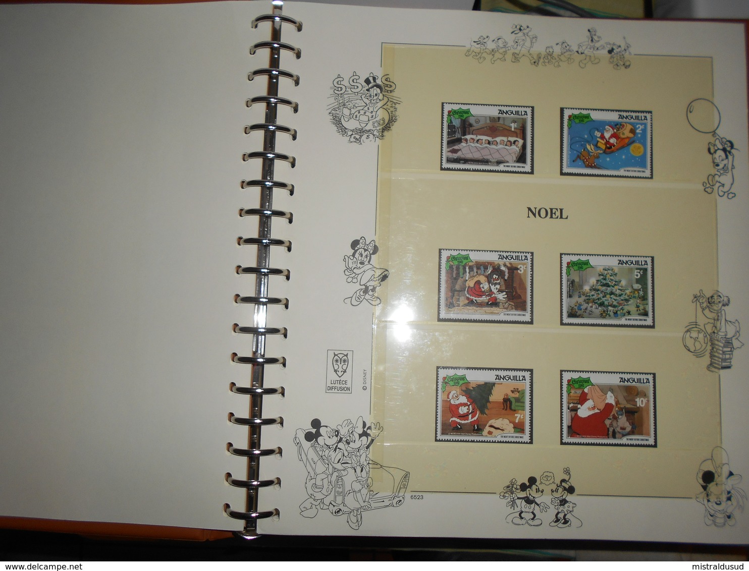 collection , disney 200 timbres neuf vendu avec pages et reliure lindner  voir tout les scans ( poids environ 2 kg )