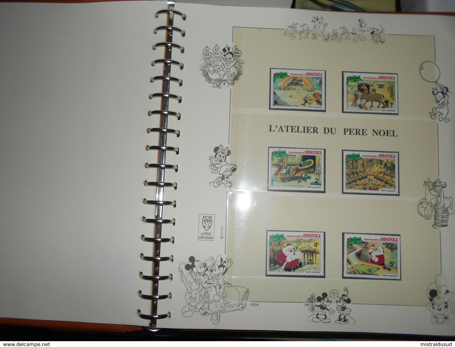 collection , disney 200 timbres neuf vendu avec pages et reliure lindner  voir tout les scans ( poids environ 2 kg )