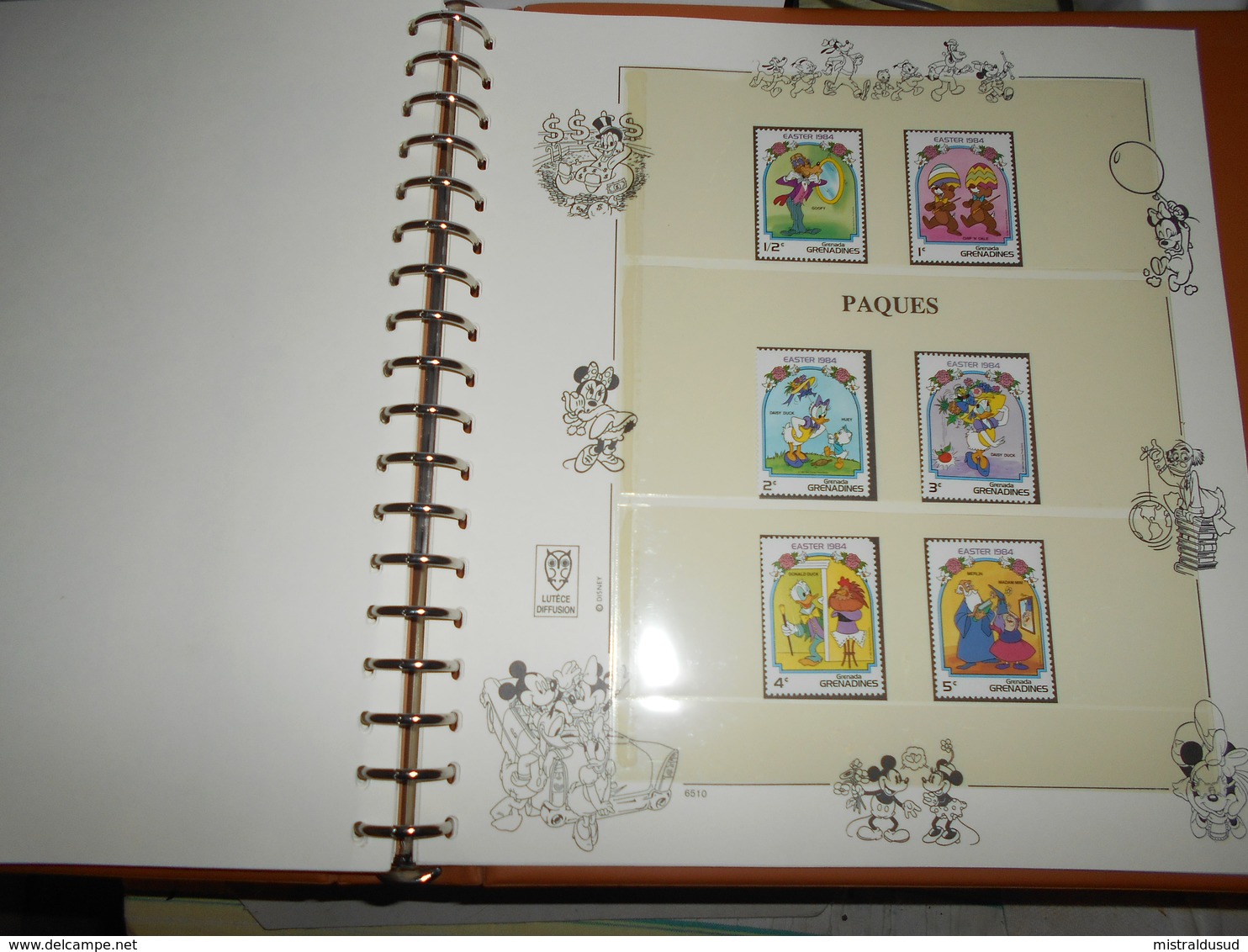 collection , disney 200 timbres neuf vendu avec pages et reliure lindner  voir tout les scans ( poids environ 2 kg )