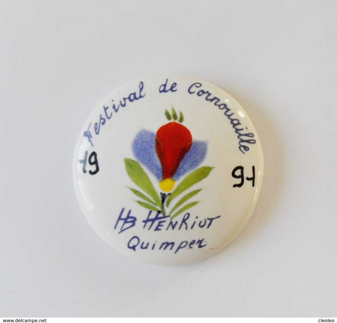 Pin's Superbe Porcelaine Quimper Henriot Festival De Cornouailles 1991 Diamètre 4 Cm - B19 - Autres & Non Classés