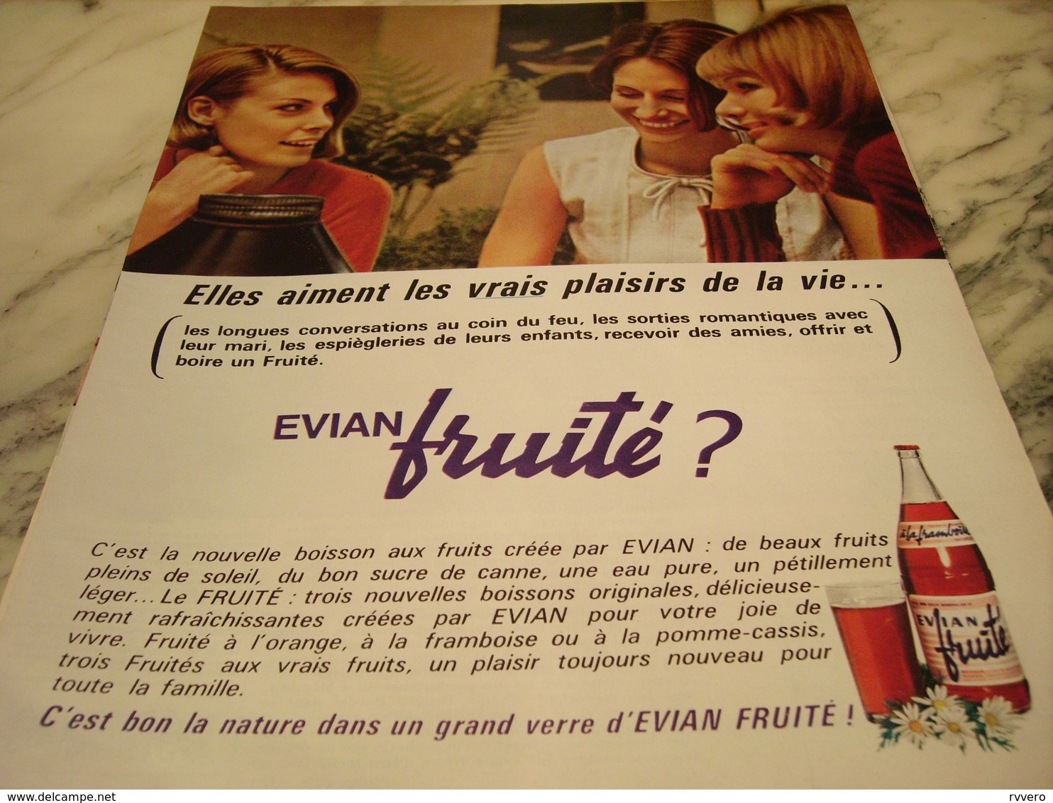 ANCIENNE PUBLICITE LES VRAIS PLAISIRS DE LA VIE BOIRE  FRUITE DE EVIAN 1965 - Affiches