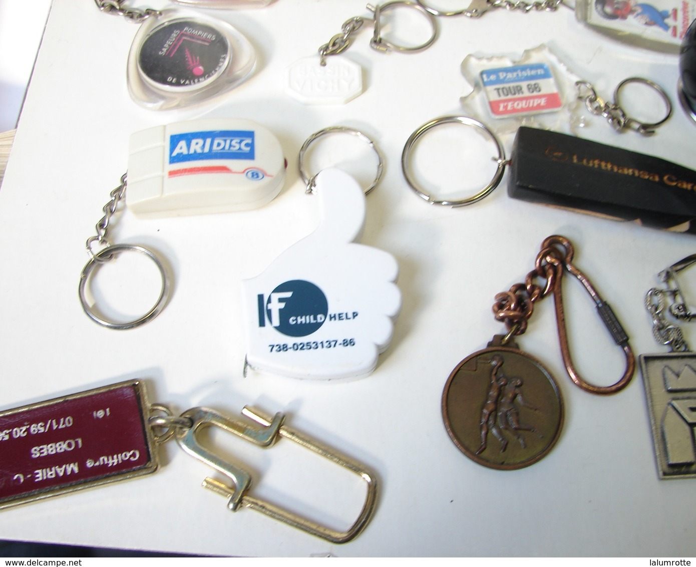 Lot. 1033. Lot De 32 Porte Clefs - Porte-clefs