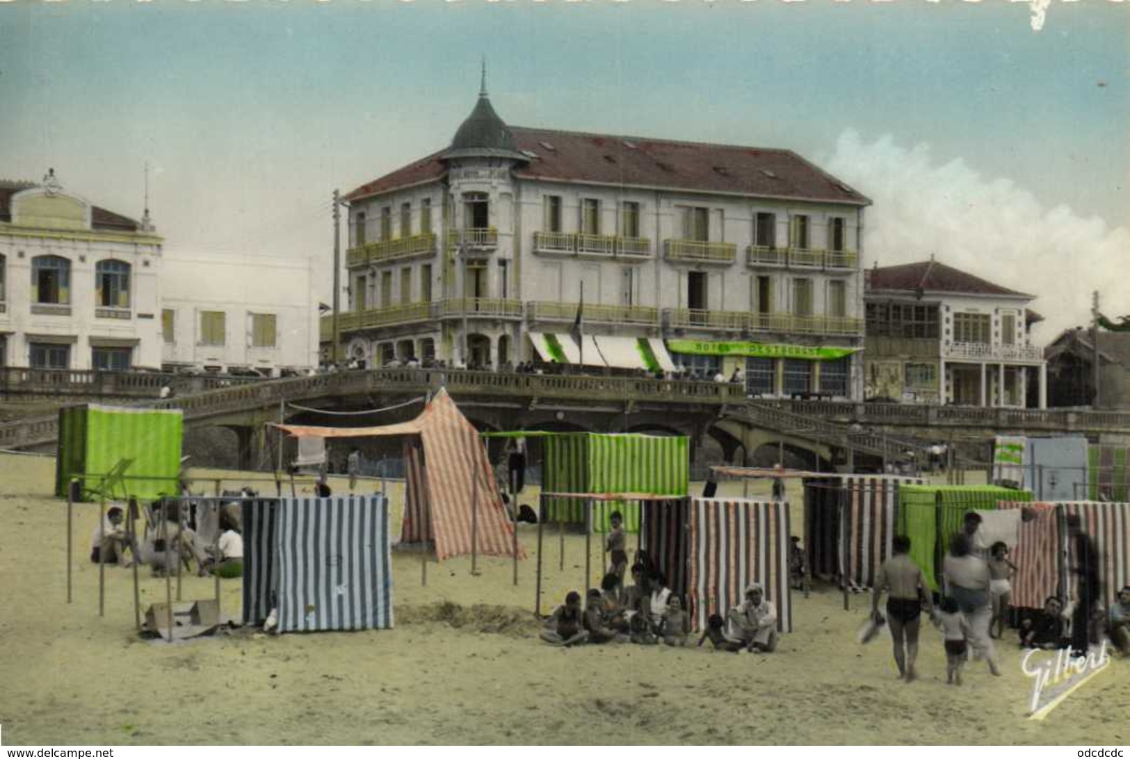 Cpsm Petit Format SOULAC SUR MER  "Cote D' Argent" La Plage Le Ponton Et Les Hotels Colorisée  RV - Soulac-sur-Mer