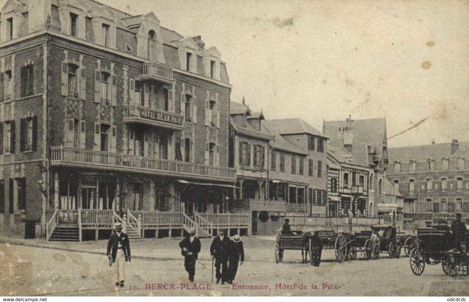 BERCK PLAGE  Entonnoir Hotel De Paris Fiacres RV Pub MOKA WILLIOT - Berck