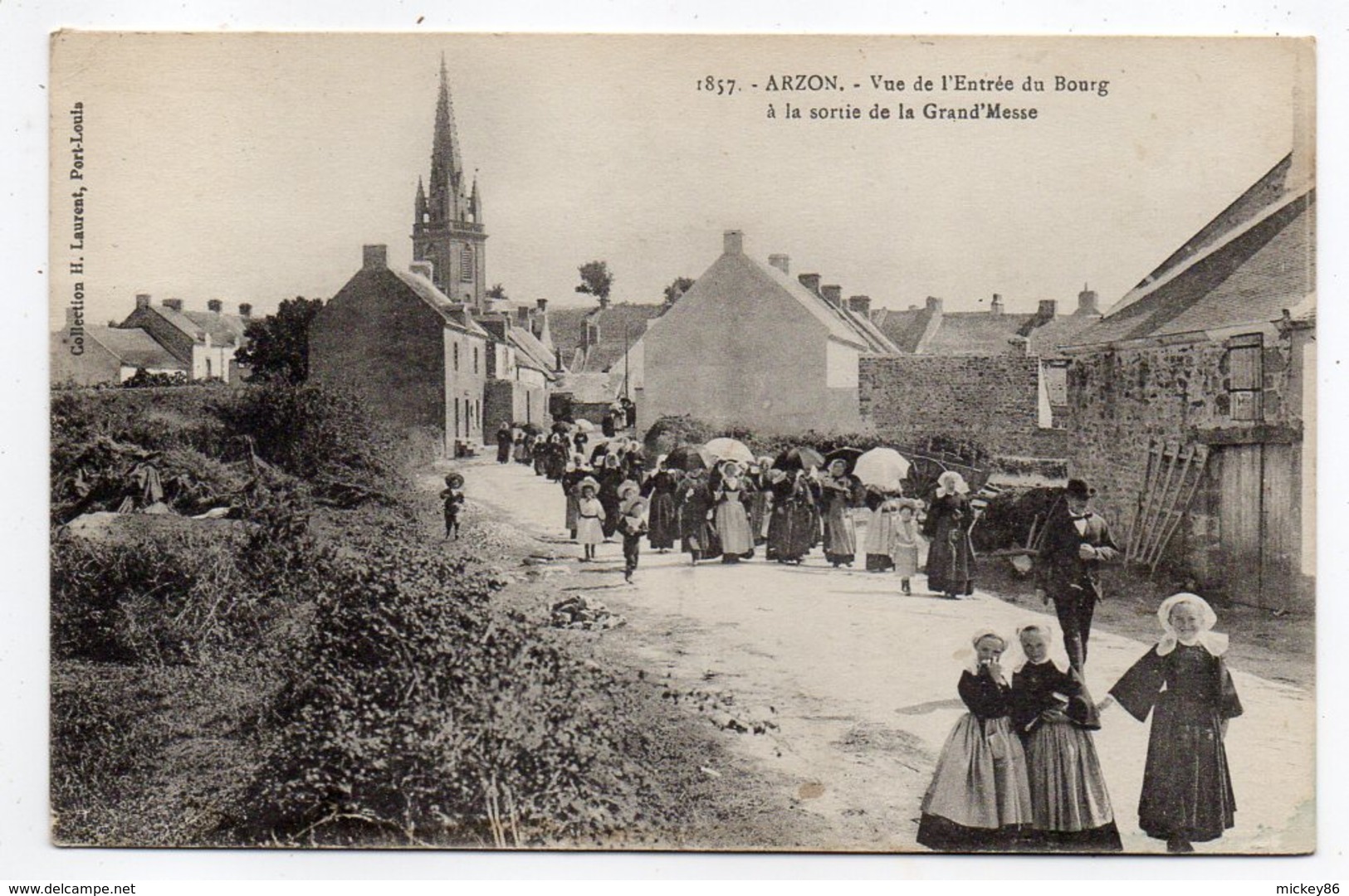 ARZON--Vue De L'entrée Du Bourg à La Sortie De La Grand'messe (très Animée)........à Saisir - Arzon