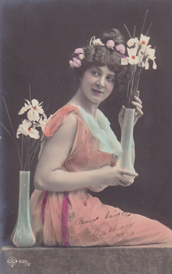 CARTE FANTAISIE . CPA. PORTRAIT JEUNE FEMMES - Femmes