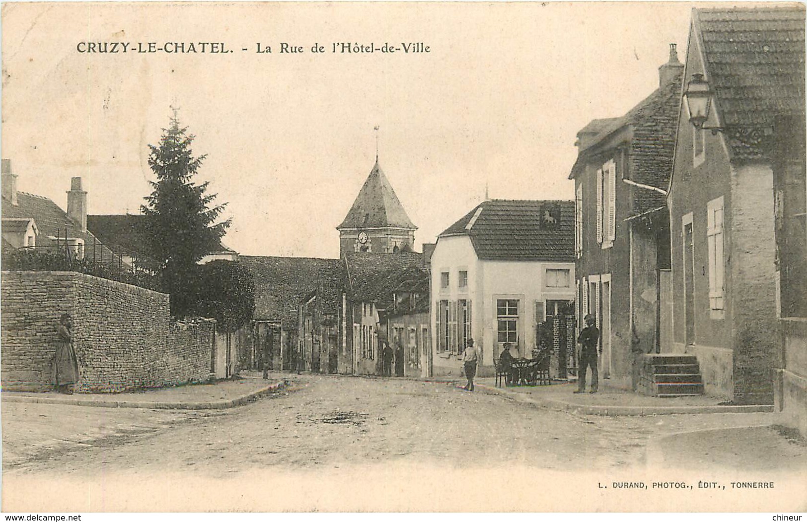 CRUZY LE CHATEL LA RUE DE L'HOTEL DE VILLE - Cruzy Le Chatel