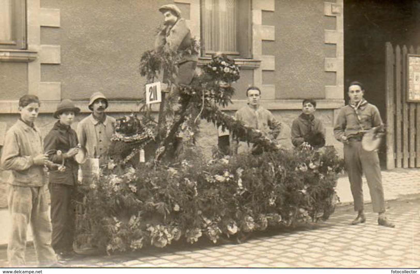 Char De Carnaval Et Ses Servants - Personnes Anonymes