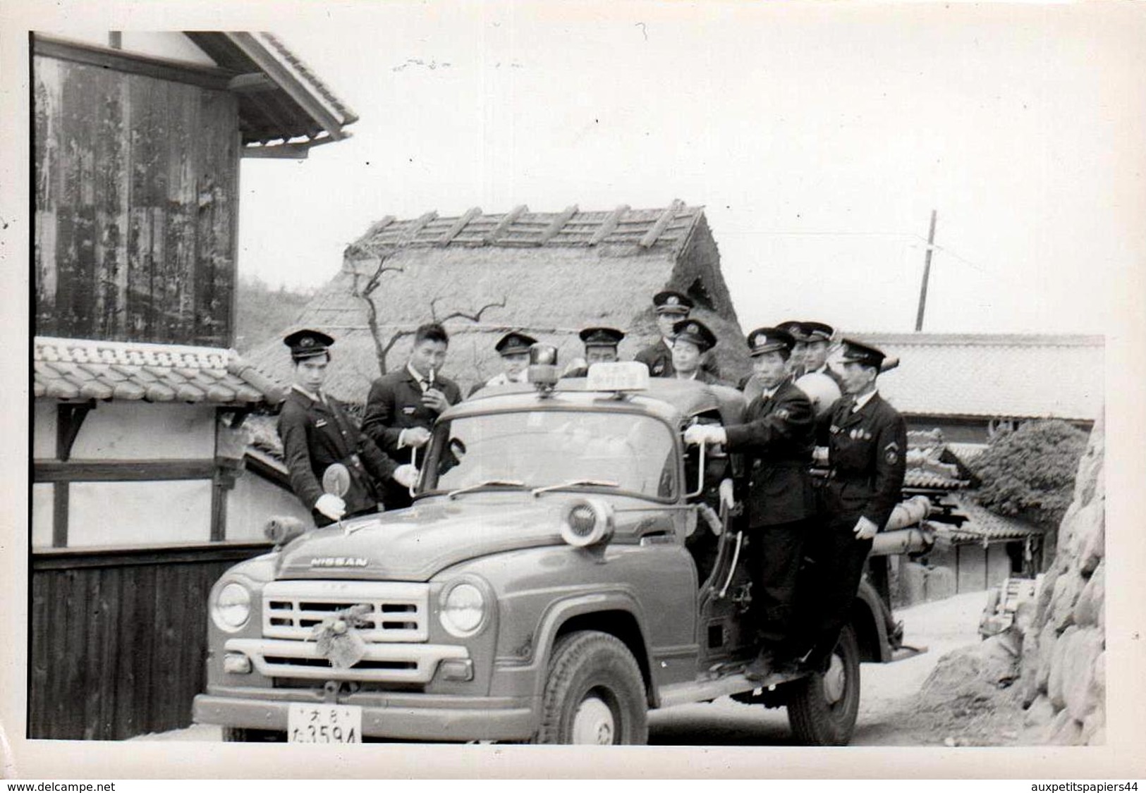 Photo Originale Japonaise - Groupe De Pompiers Japonais En Uniforme Sur Leur Camion Nissan & Gyrophare 1960/70 - Métiers