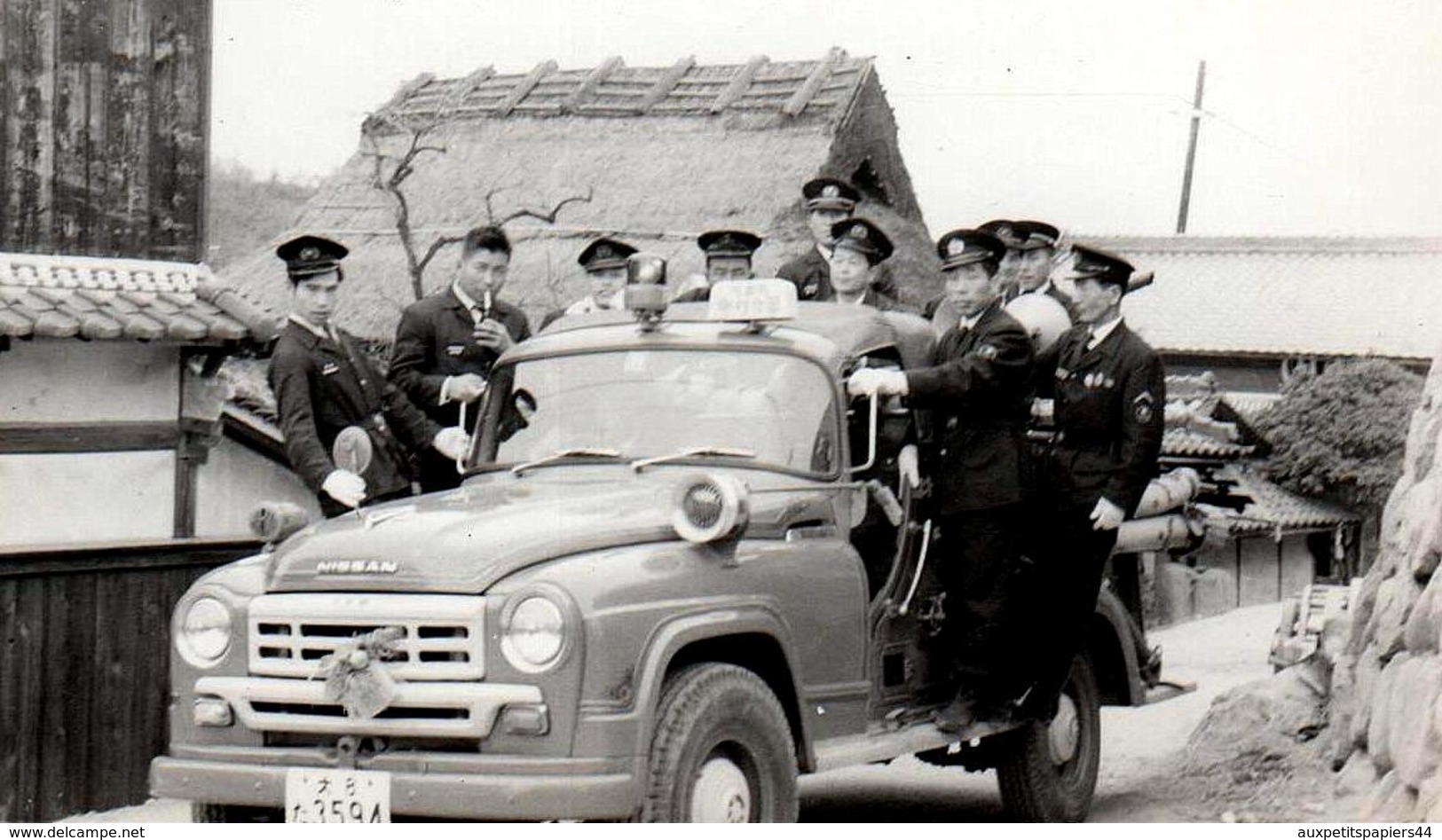 Photo Originale Japonaise - Groupe De Pompiers Japonais En Uniforme Sur Leur Camion Nissan & Gyrophare 1960/70 - Métiers