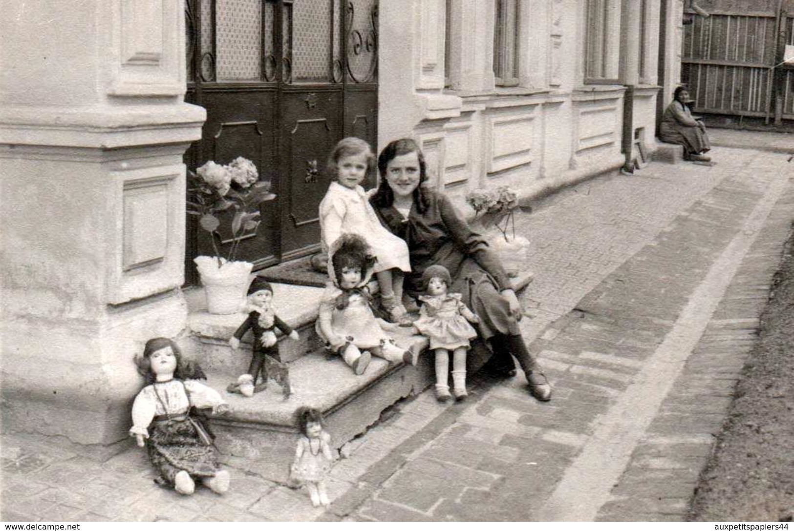 Photo Originale Jeu & Jouet - Fillette & Maman Posant Avec Une Collection De 5 Jolies Poupées Vers 1920/30 - Objets