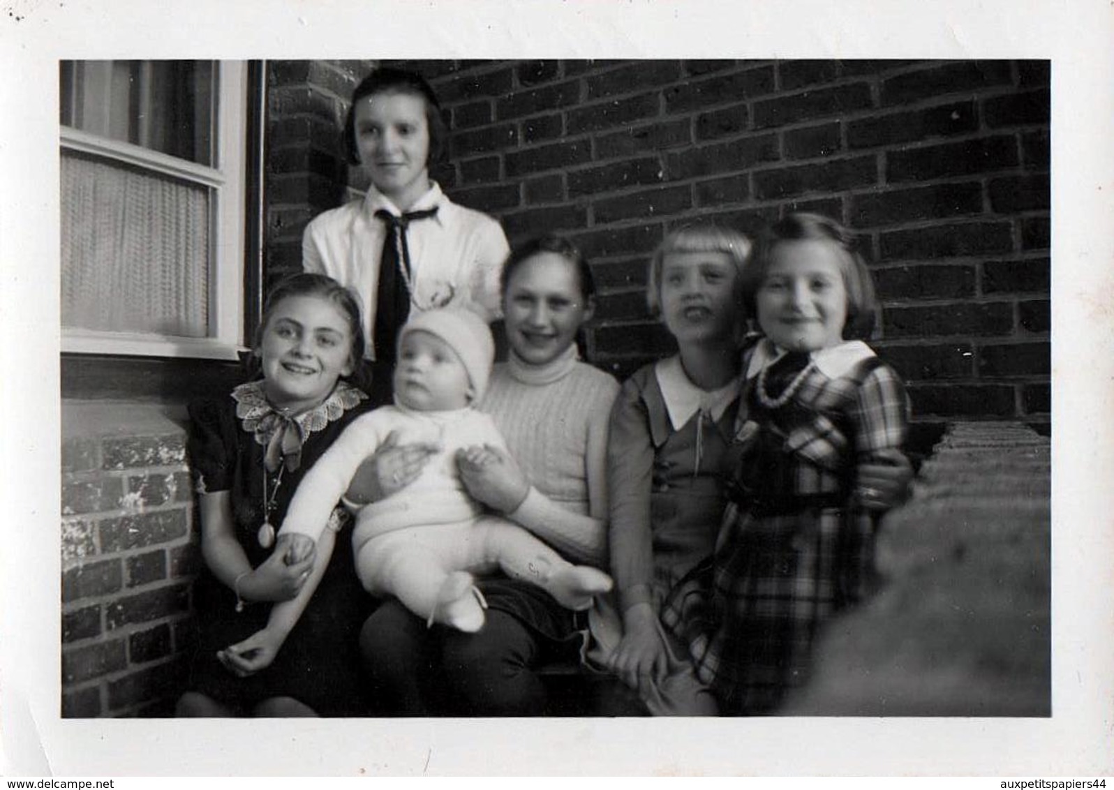 Photo Originale Portrait De Famille Allemande En Mars 1939, 6 Filles Dont L'Aînée à La BDM - Bund Deutscher Mädel - Guerre, Militaire