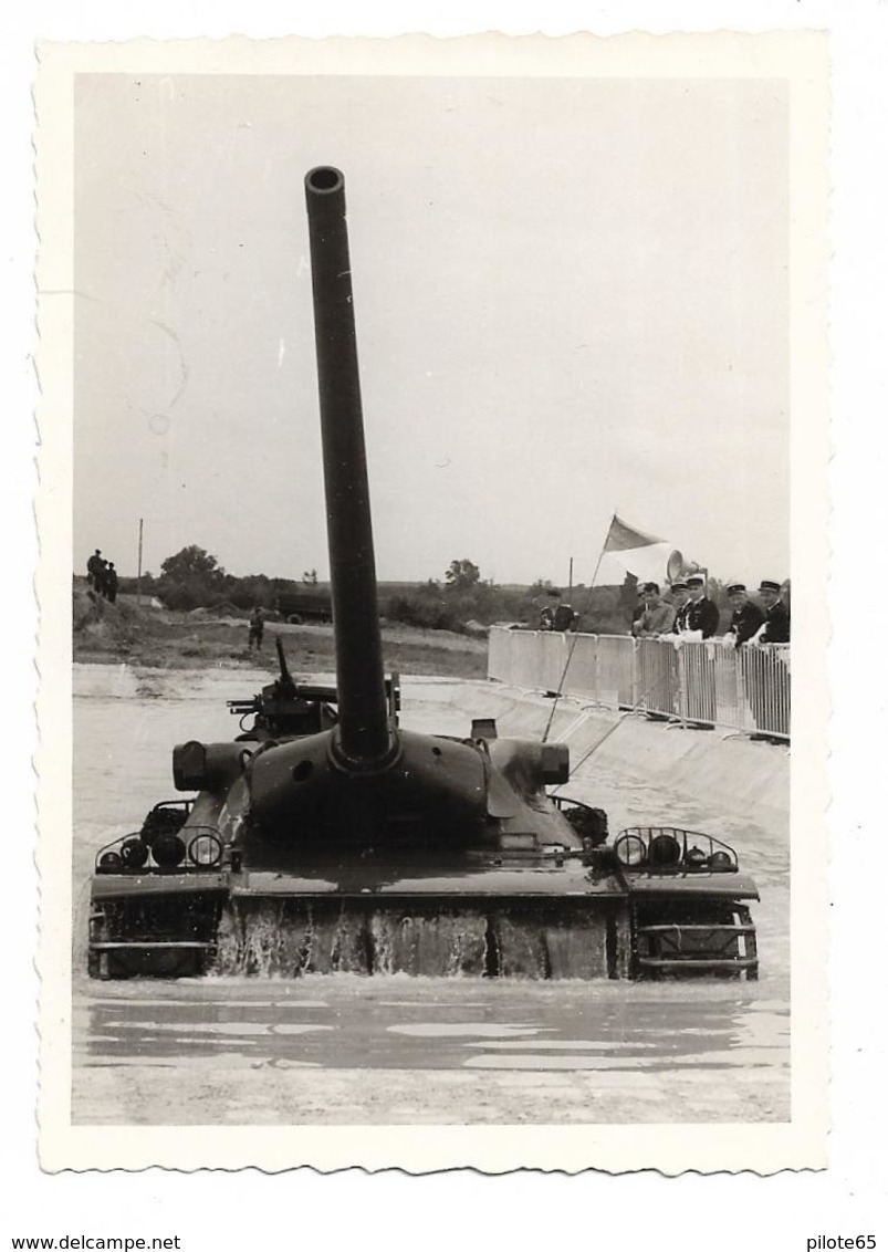 PHOTO ANCIENNE NOIR ET BLANC /CHAR DE COMBAT DANS L' EAU  A IDENTIFIER/ ESSAI /  TEST AMPHIBIE / MILITAIRES / OFFICIERS - Guerre, Militaire