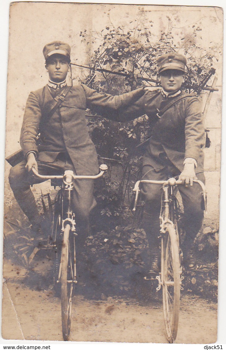 CARTE PHOTO / 2 Militaires (Italiens) Sur Leurs Bicyclettes / COMANDO STAZIONE R.R. CARABINIERI / S. Angelo Lodigiano - Personaggi