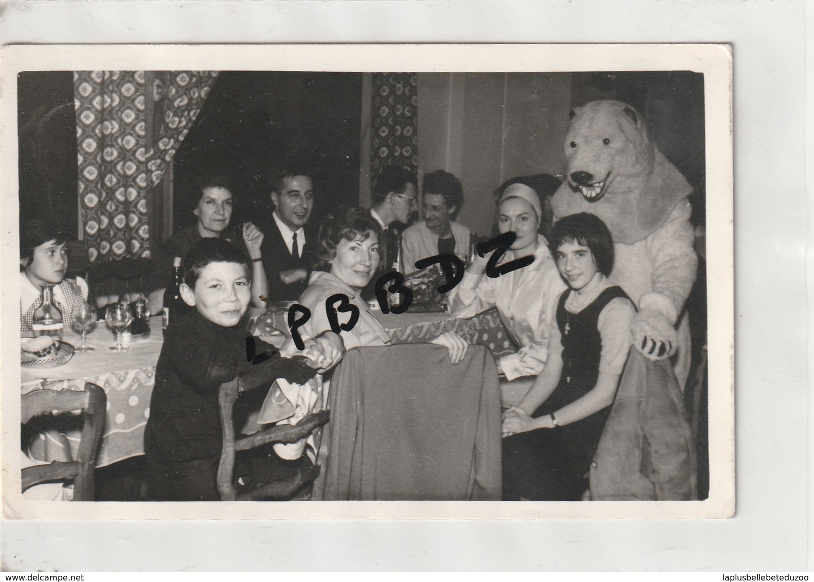 PHOTO VINTAGE - SNAPSHOT FOTO -  FAMILLE DANS UN RESTAURANT AVEC UN OURS BLANC - A SITUER - Personnes Anonymes