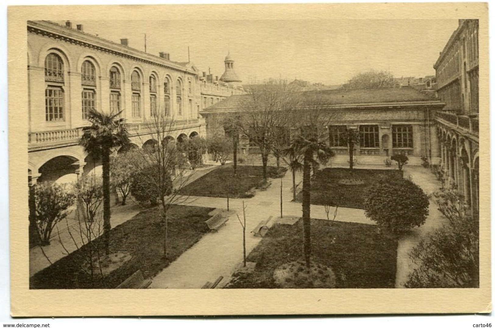 NIMES - Lycée De Garçons - Cour D'honneur - Voir Scan - Nîmes