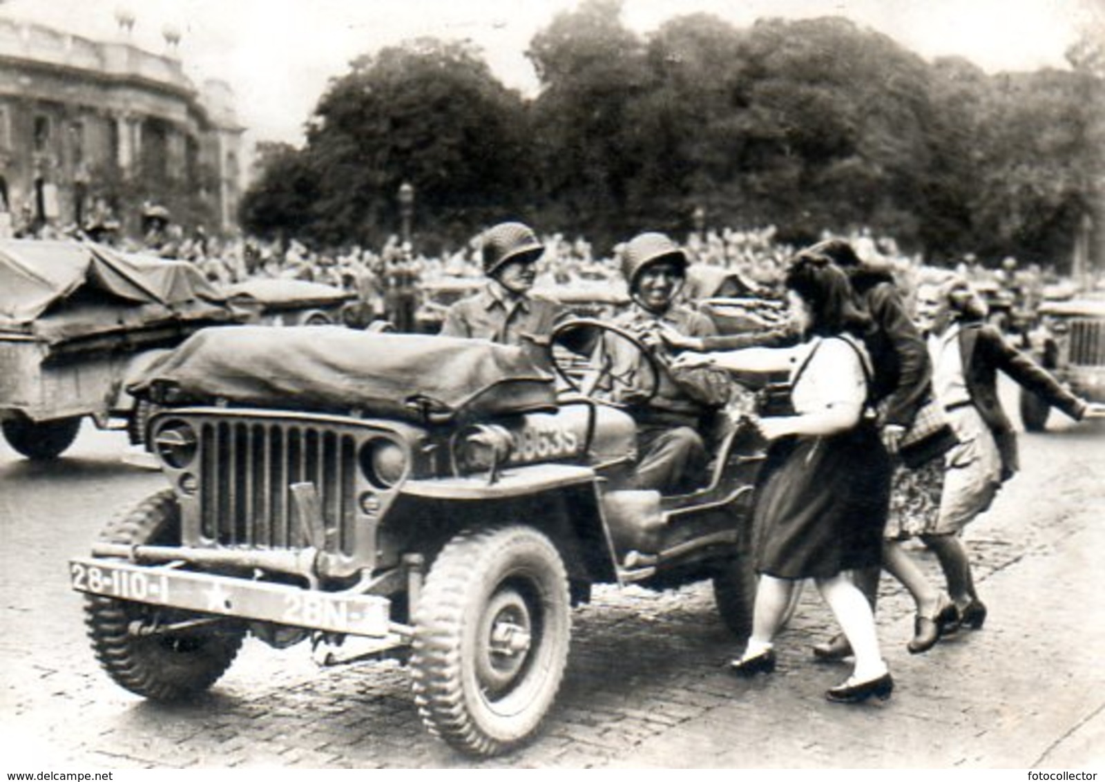 Guerre 39 45 : Jeep à La Libération De Paris En Août 1944 - Matériel