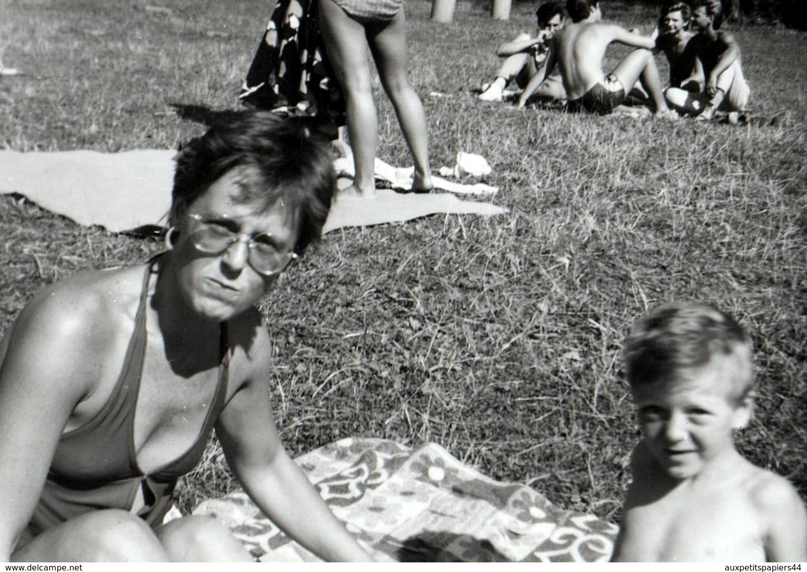 Photo Originale De Pin-Up à Lunettes Ray-Ban Grimaçante Dans Son Maillot De Bains Bikini Vers 1970/80 En DDR - Pin-Ups