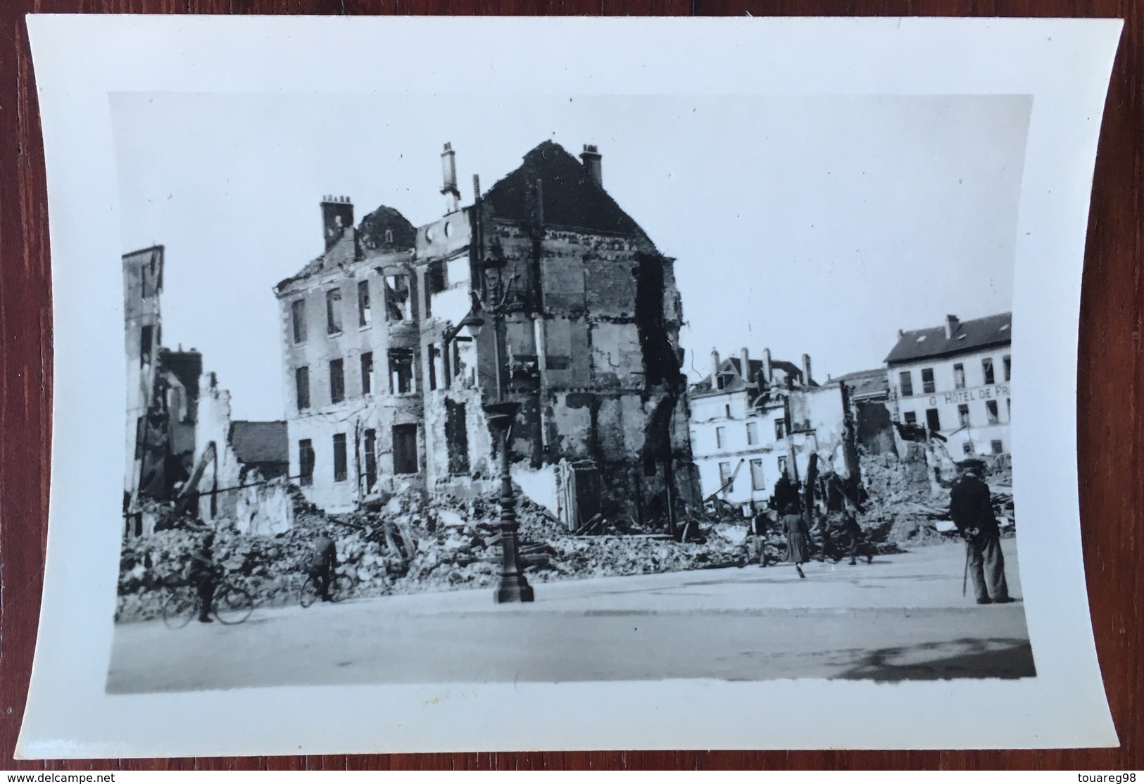 Compiègne Détruite. Place De L'Hôtel De Ville. Maison Nicolas. Quincaillerie Truchant. Guerre 1939-45. Destructions. WW2 - Guerra, Militari