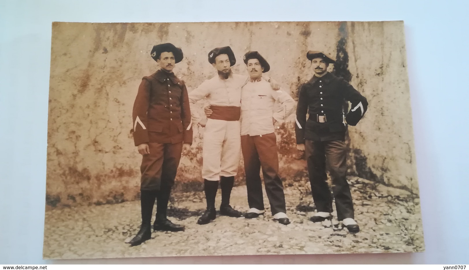 Carte Photo Groupe De Chasseurs Du 24e BCA - Regiments