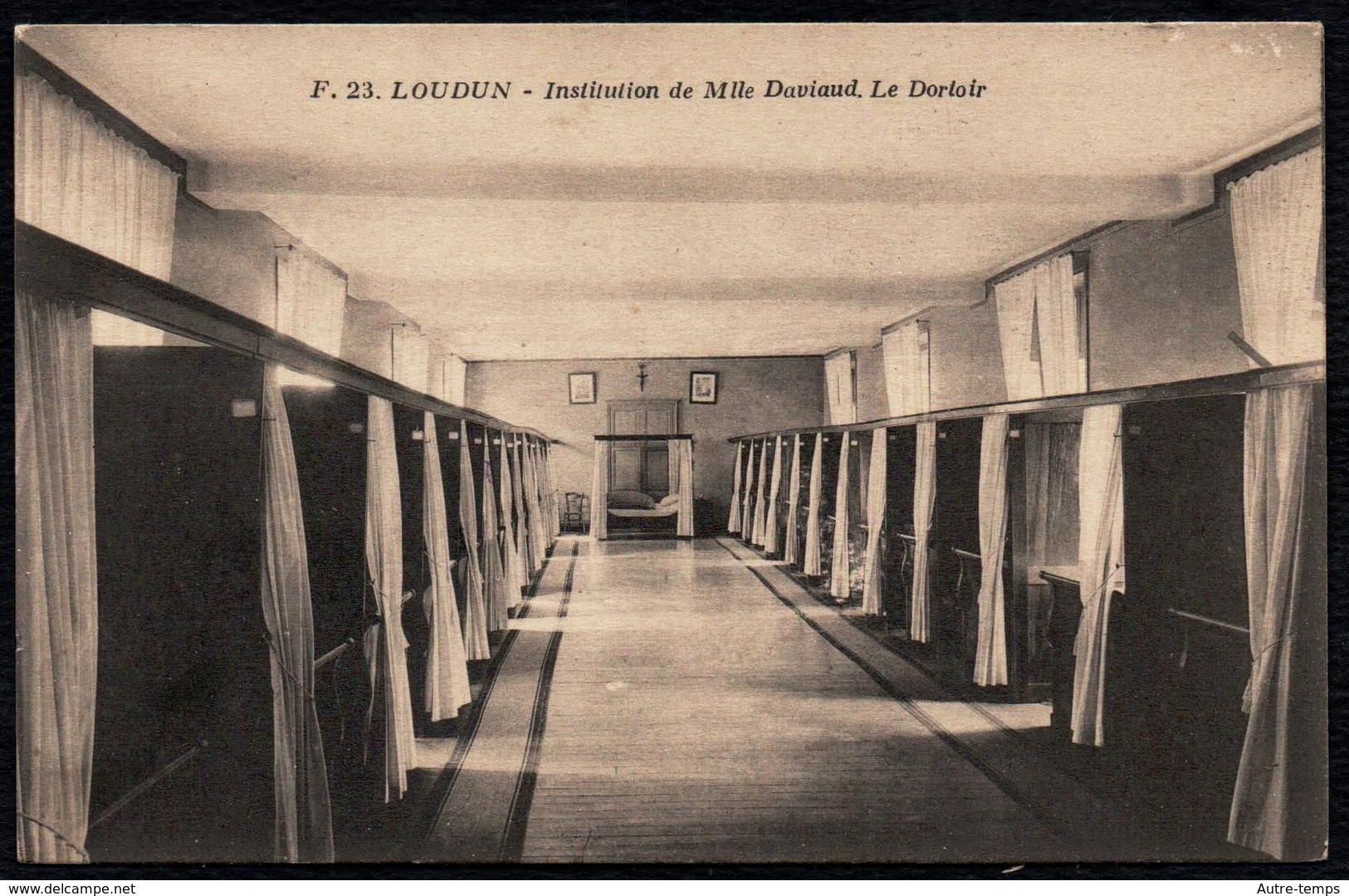 Loudun (86) Institution De Mlle Daviaud - Le Dortoir - Loudun