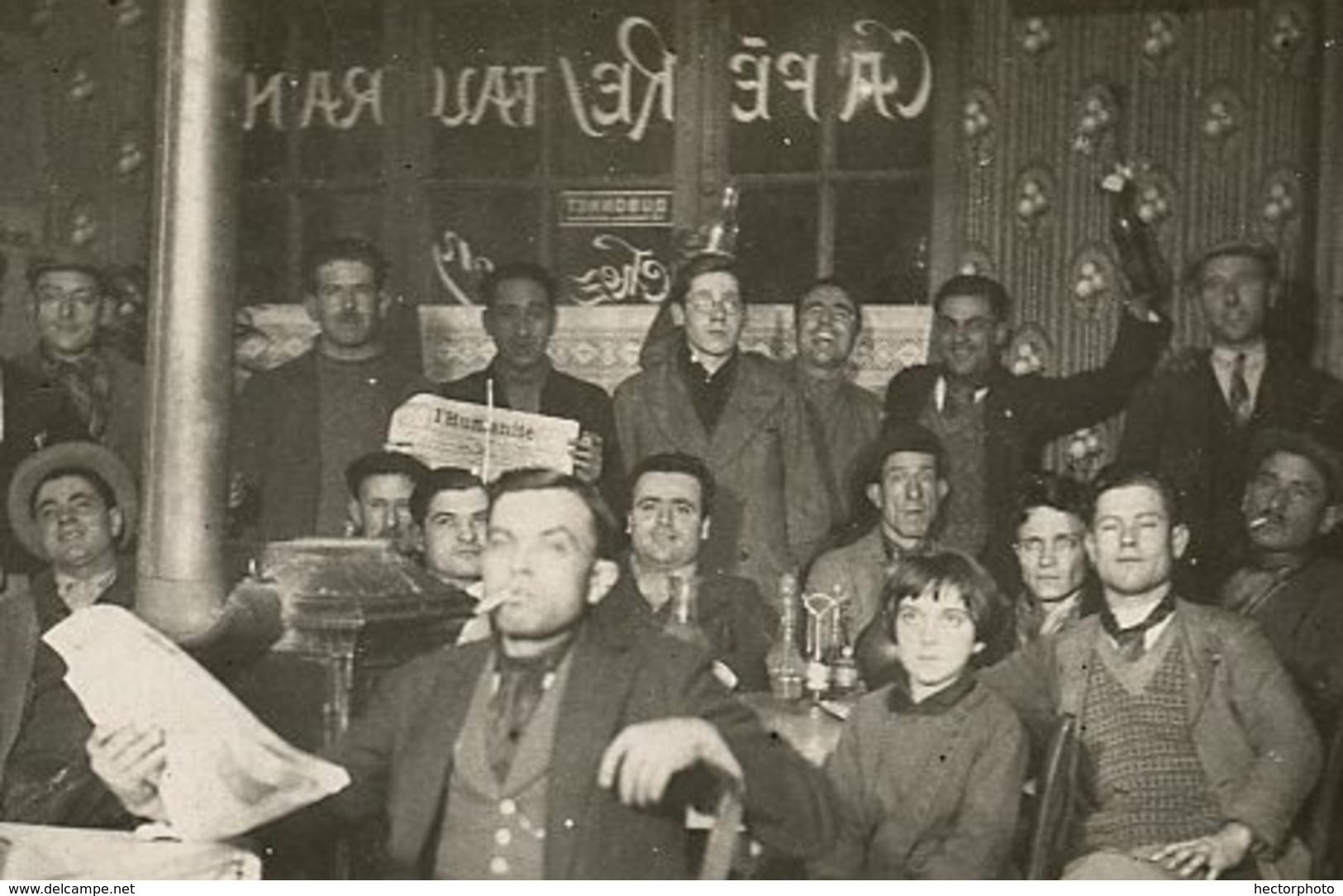 Cafe Restaurant Ambiance Groupe Homme Man Enfant Ouvrier Bouteille Alcool à L'envers Table Bistrot 30s Humanité Bar - Personnes Anonymes