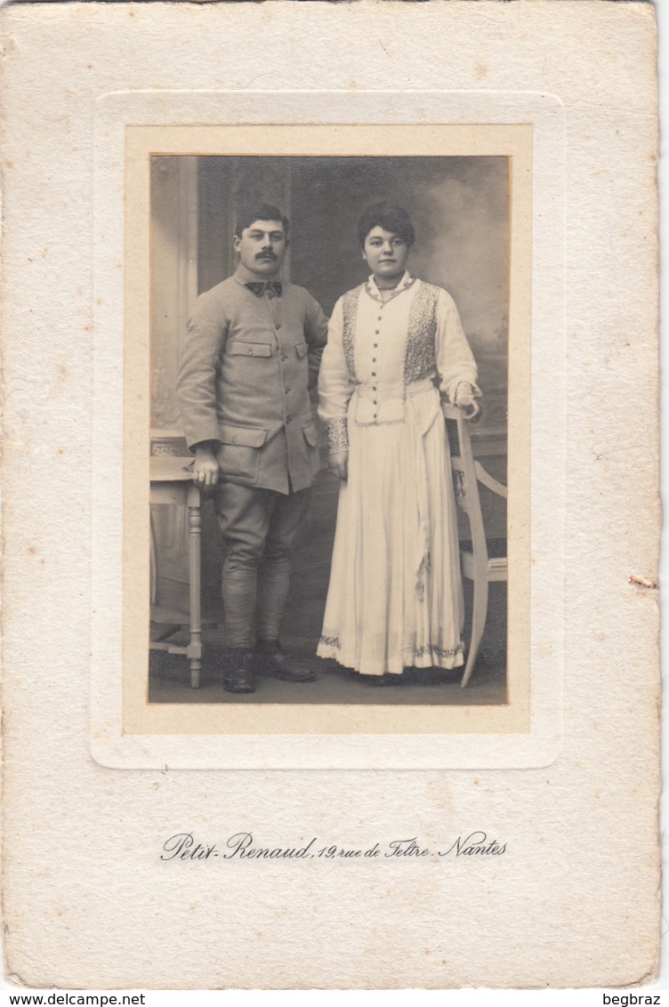 NANTES     PHOTO CARTONNEE   COUPLE MILITAIRE 8 E REGIMENT    PETIT RENAUD PHOTOGRAPHE - Nantes