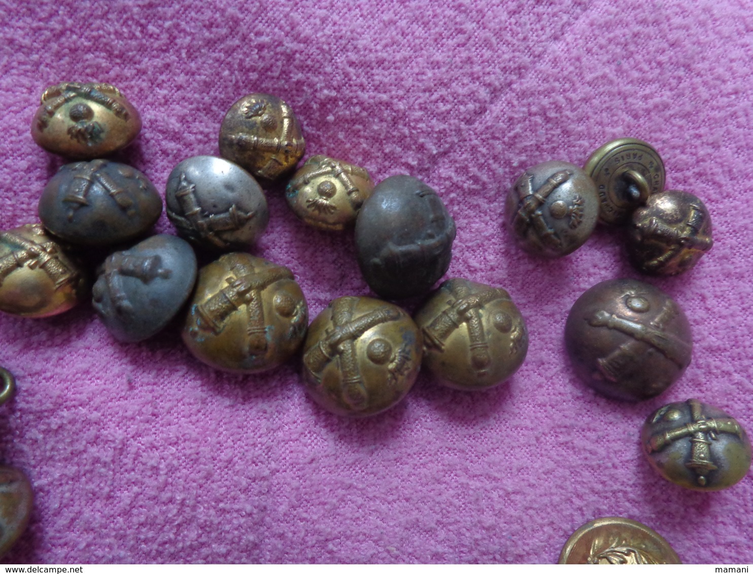 Lot De Boutons Militaria Marine Sapeur Pompier Et Autres..... - Bottoni