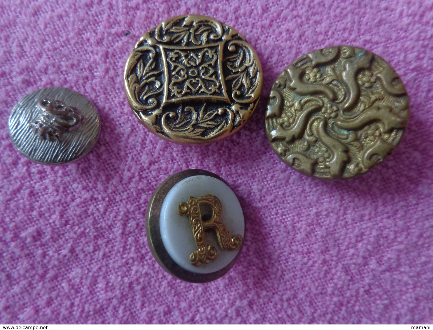 lot de boutons militaria marine sapeur pompier et autres.....