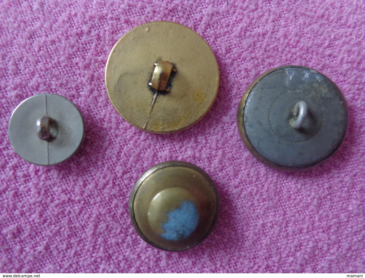 lot de boutons militaria marine sapeur pompier et autres.....