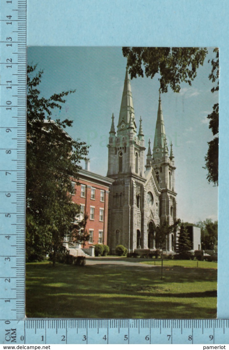 Saint-Hyacinthe  Quebec - La Cathedrale  - Carte Postale + Timbre A Servi En 1982 - St. Hyacinthe