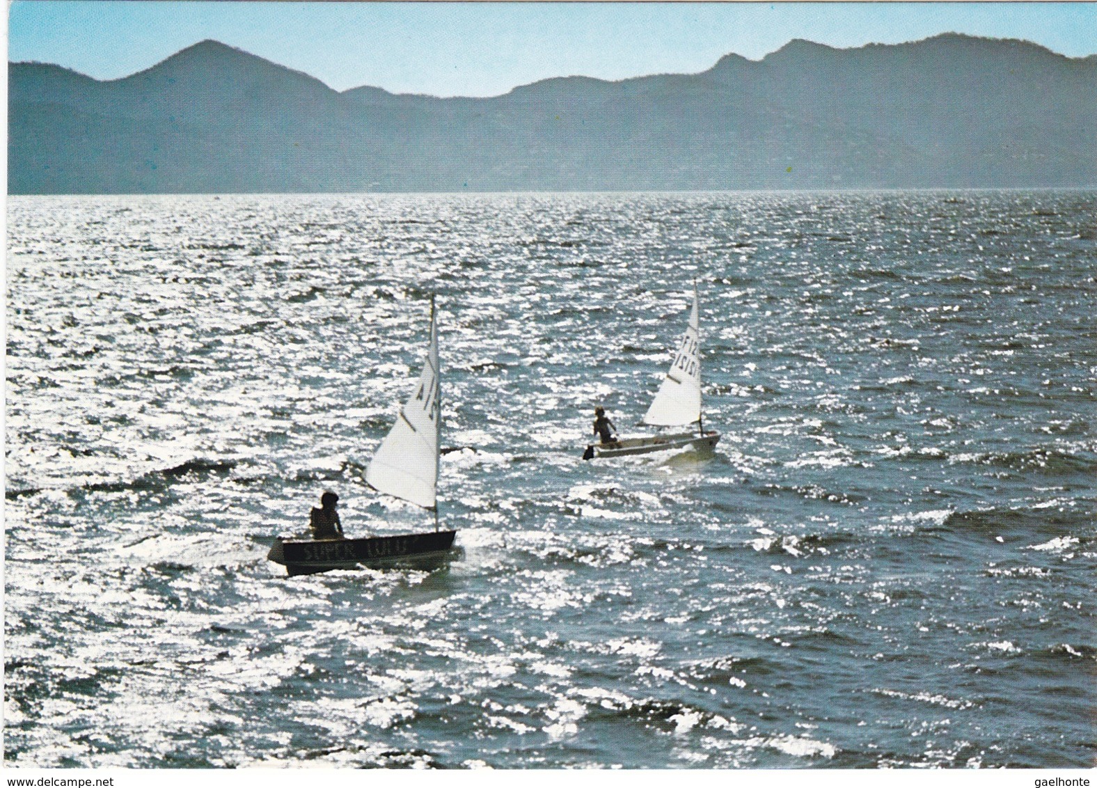 F06-193 CANNES - VENT ET LUMIERE - EN ARRIERE PLAN, L'ESTEREL - EN PREMIER PLAN, BATEAUX A VOILE - Cannes