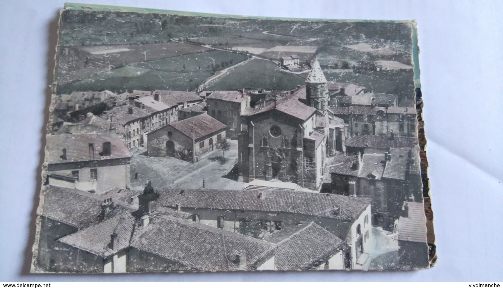 43 - SAUGUES - VUE AERIENNE VERS L'EGLISE ST MEDARD - CPSM VIERGE - DECOLORATION DE LA CARTE - Autres & Non Classés