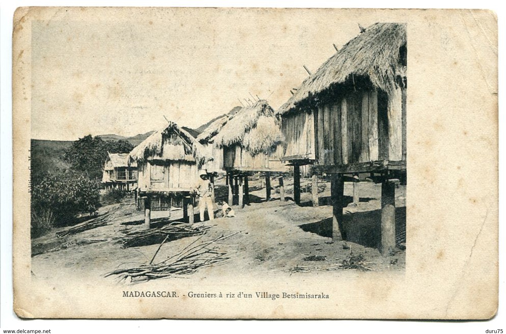 CPA Madagascar - Greniers à Riz D'un Village Betsimisaraka (animée) Etat Médiocre - Madagascar