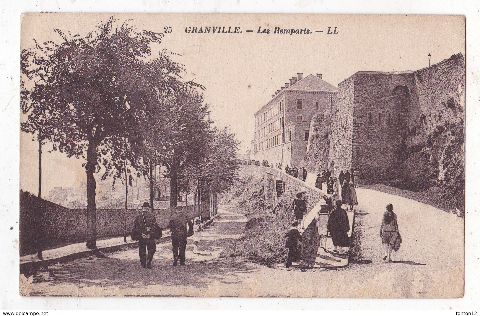 Carte Postale  Grandville Les Remparts Animée - Granville
