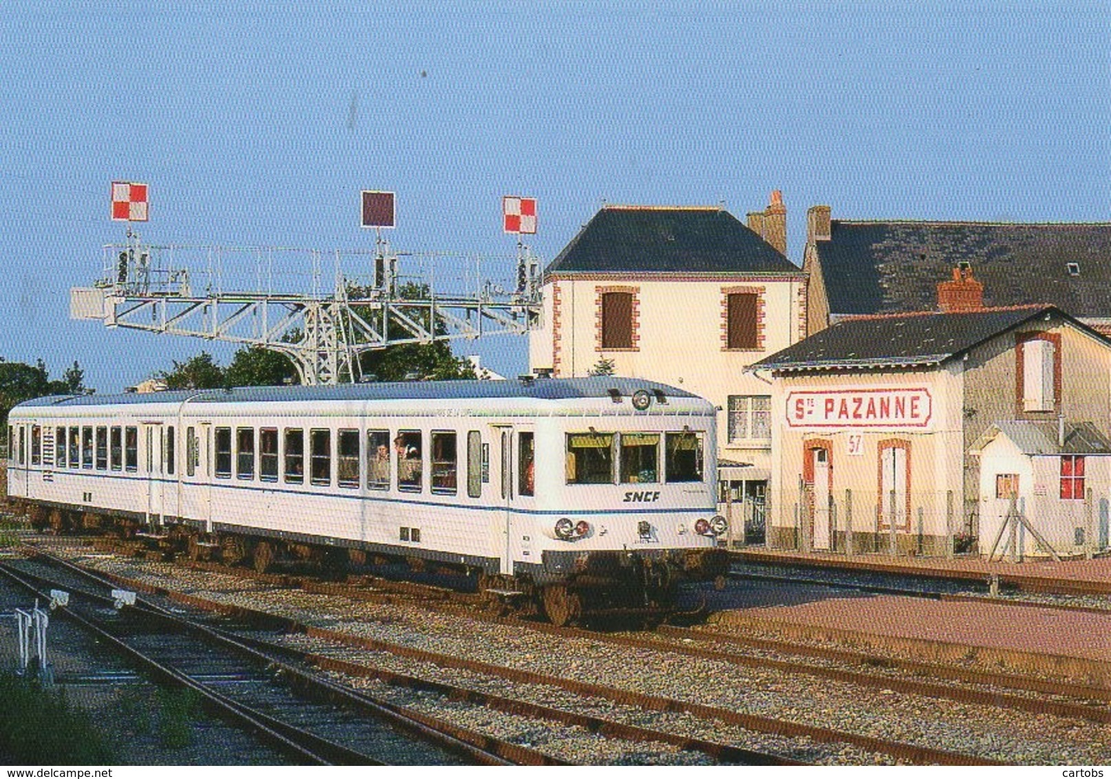 44 Un TER En Gare De SAINTE-PAZANNE - Estaciones Con Trenes