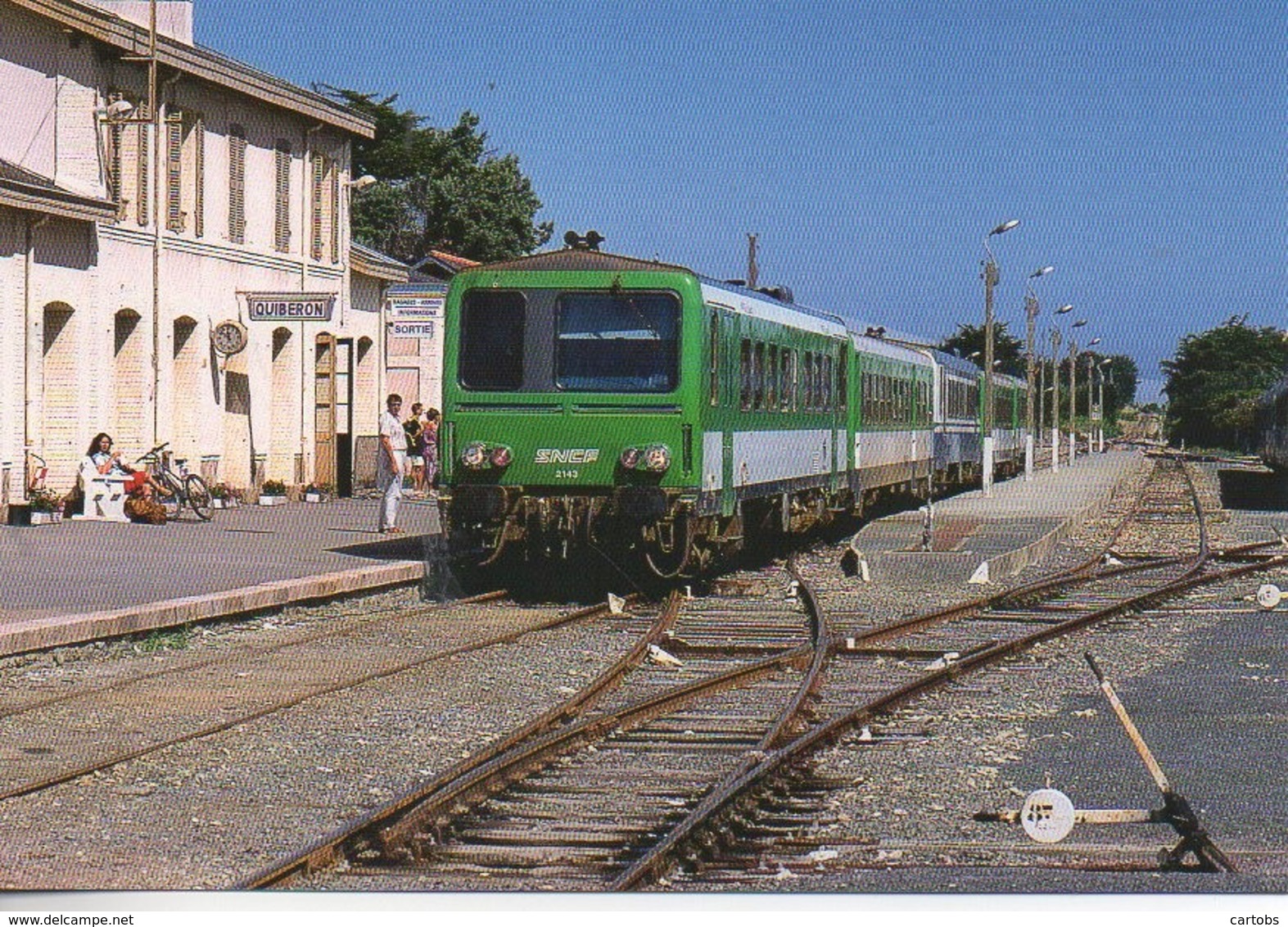 56 Le Train Régional En Gare De QUIBERON - Stations With Trains