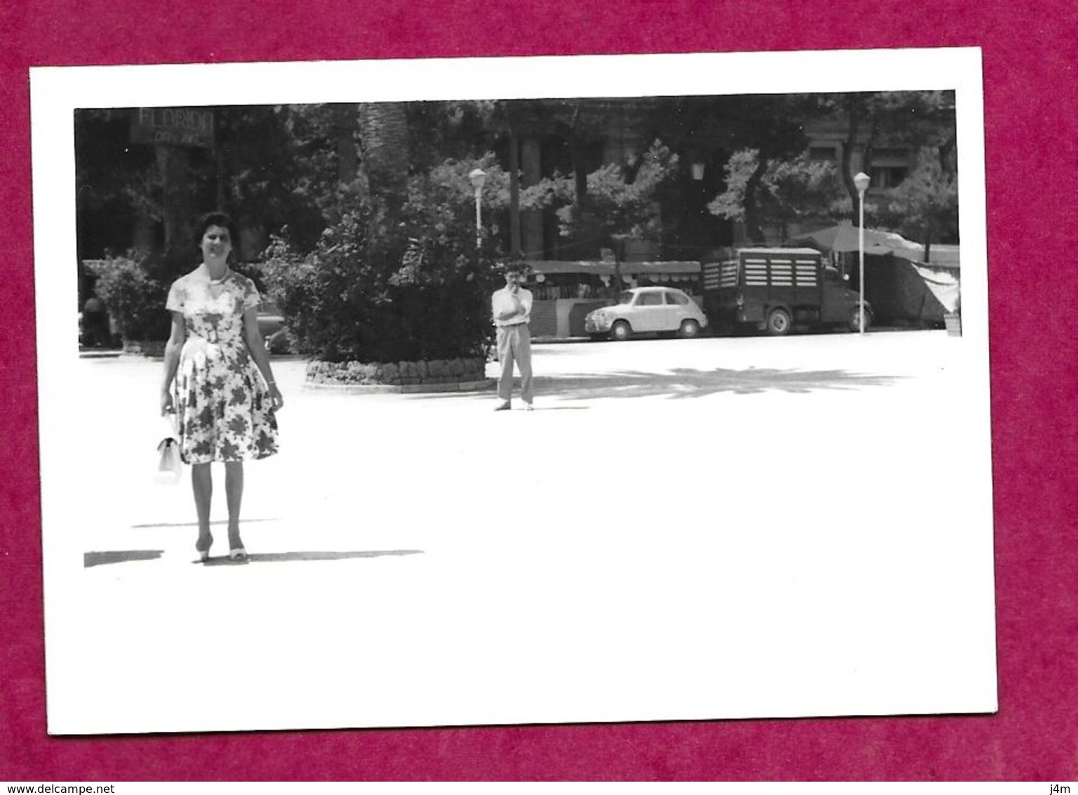 PHOTO 10,5 X 7,5 Cm Août 1961...FEMME Avec Sa ROBE à FLEURS à PESCARA ( ITALIE).. PIN UP...2 Scans - Pin-Ups