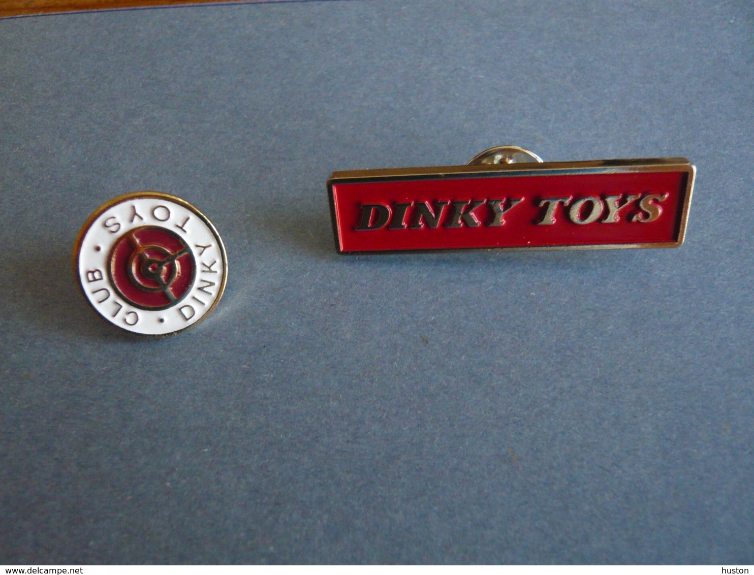 2 PINS CLUB DINKY TOYS - Autres & Non Classés