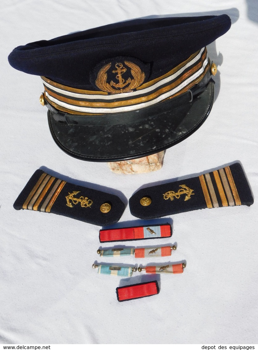 TRES BEL ENSEMBLE NOMINATIF CAPITAINE de FREGATE 1944 à 1974 : TENUES + CASQUETTE + MANTEAU ++++++