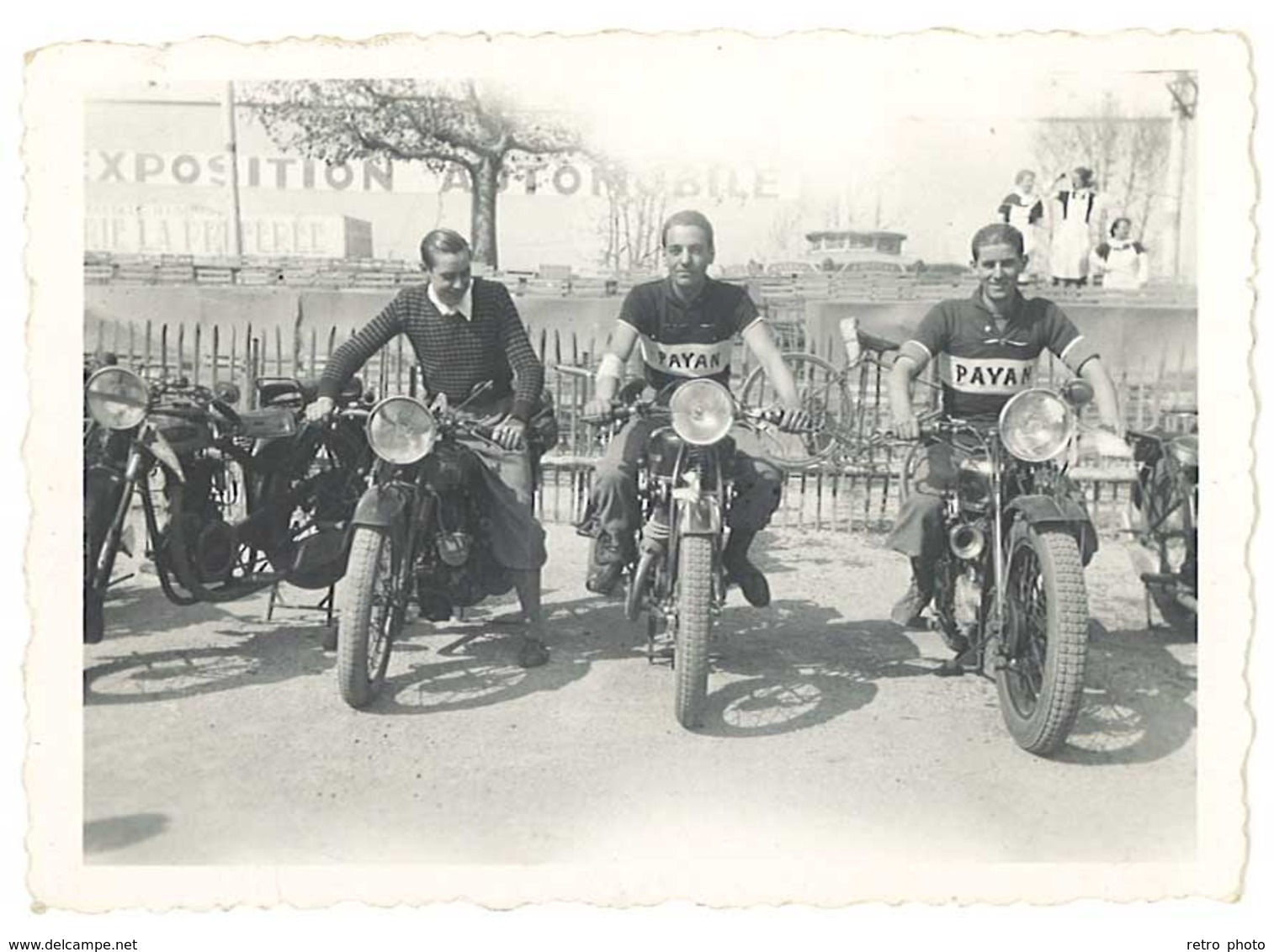 Photo Hommes Sur Motos , Exposition, Pub Payan - Other & Unclassified