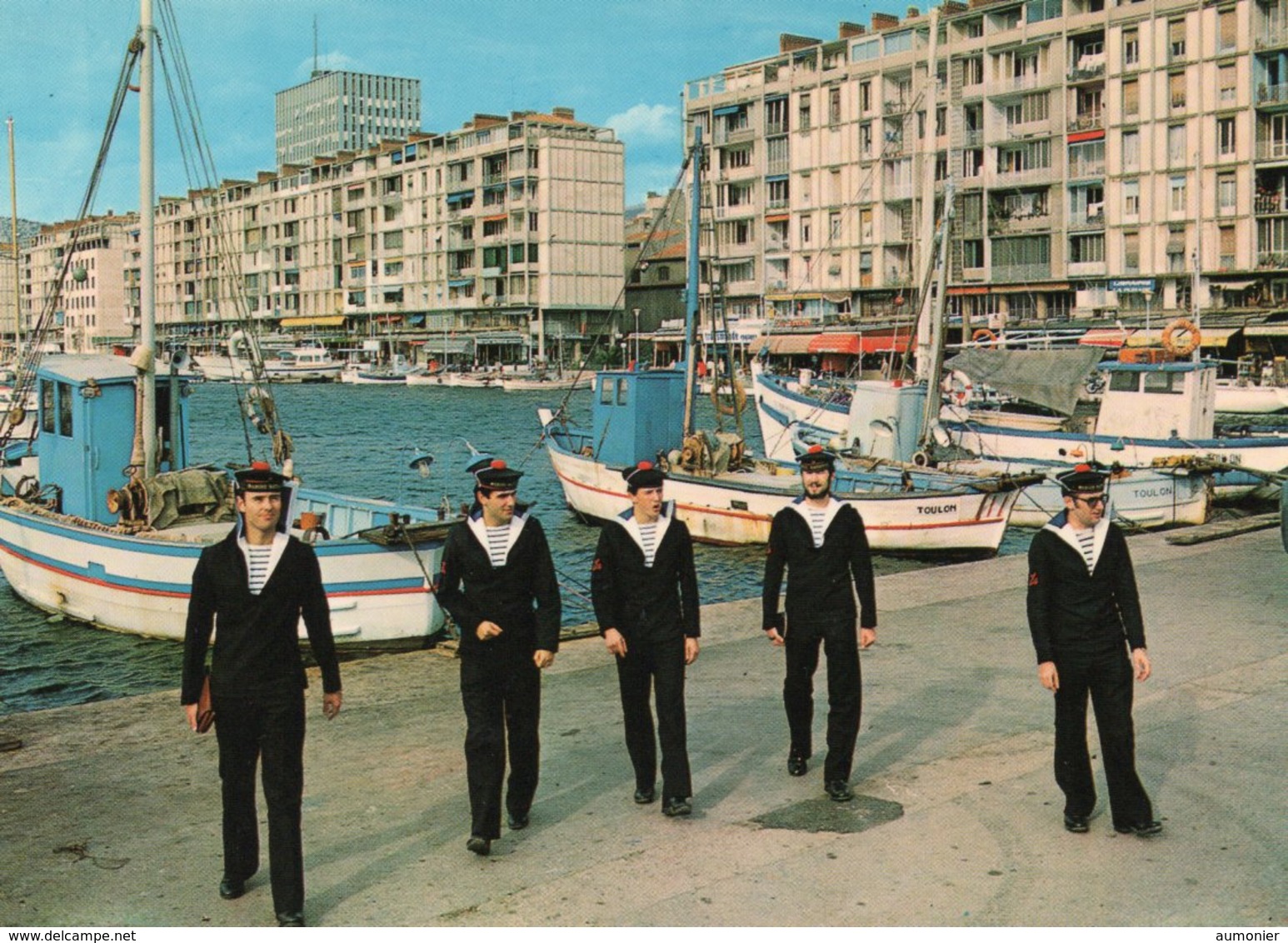 TOULON ( 83 ) - Promenade Sur Les Quais - Toulon