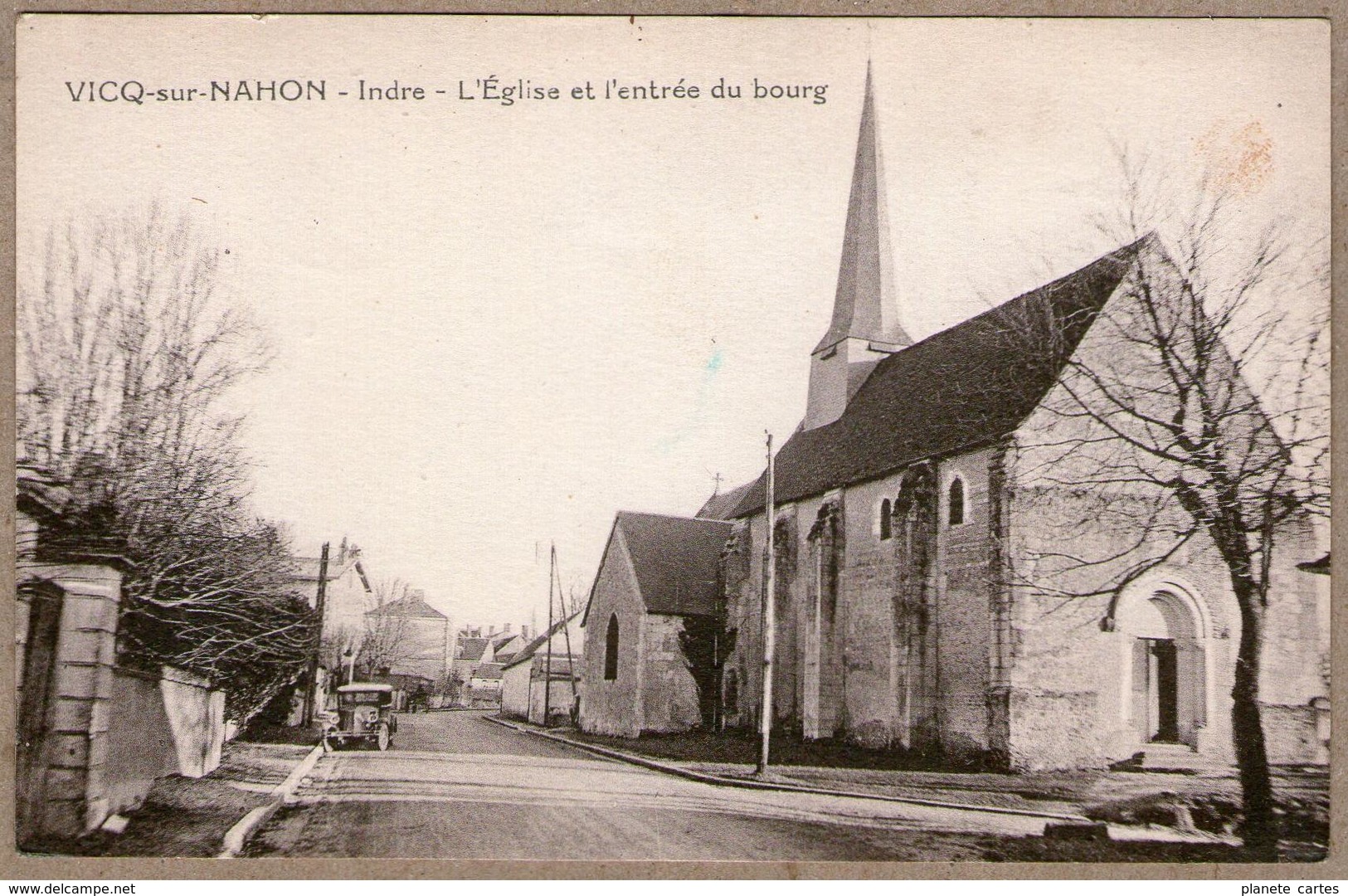 36 / VICQ-sur-NAHON (Indre) - Eglise Et Entrée Du Bourg (+ Véhicule Automobile) - Autres & Non Classés