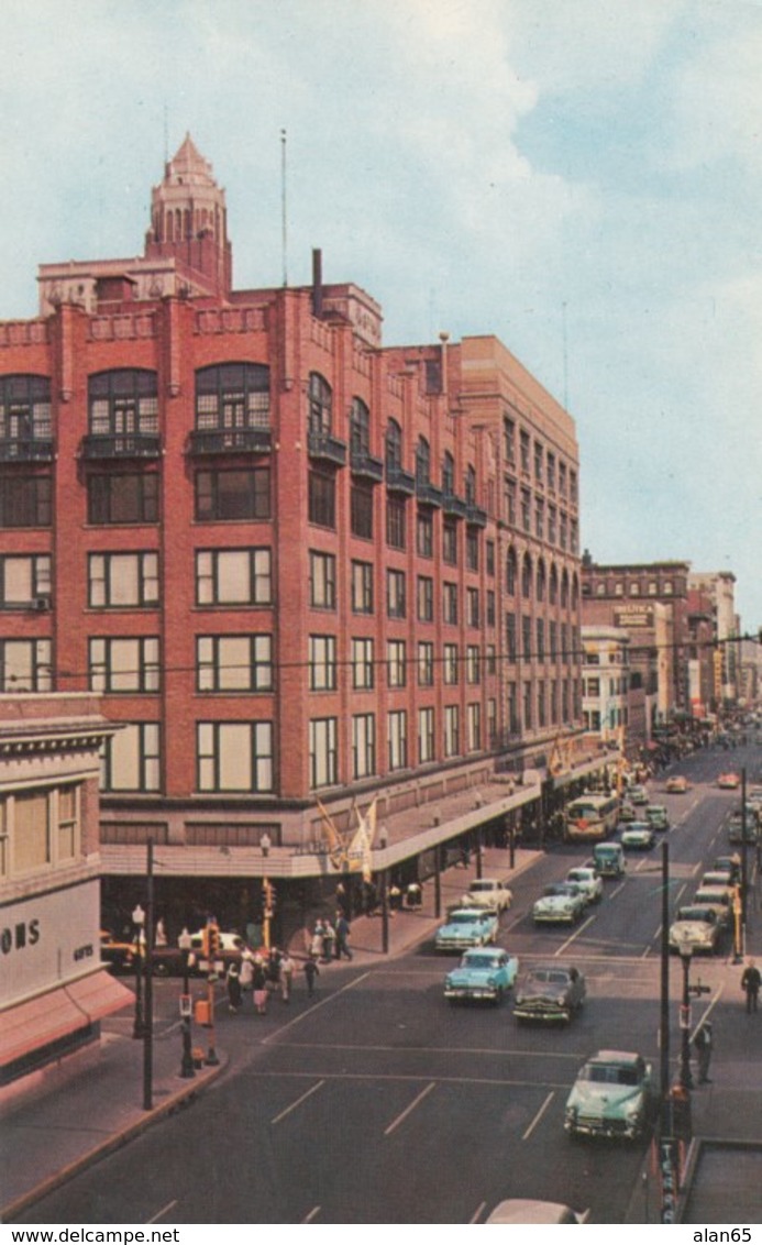 Des Moines Iowa, Walnut Street Looking East, Autos Business Area, C1950s Vintage Postcard - Des Moines