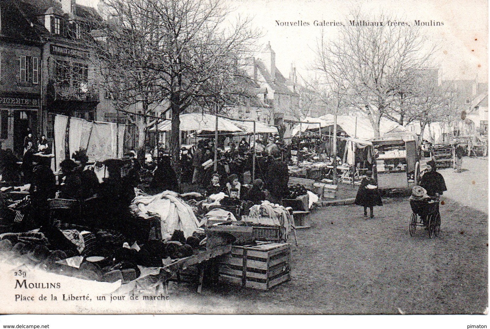 MOULINS  Place De La Liberté Un Jour De Marché - Moulins