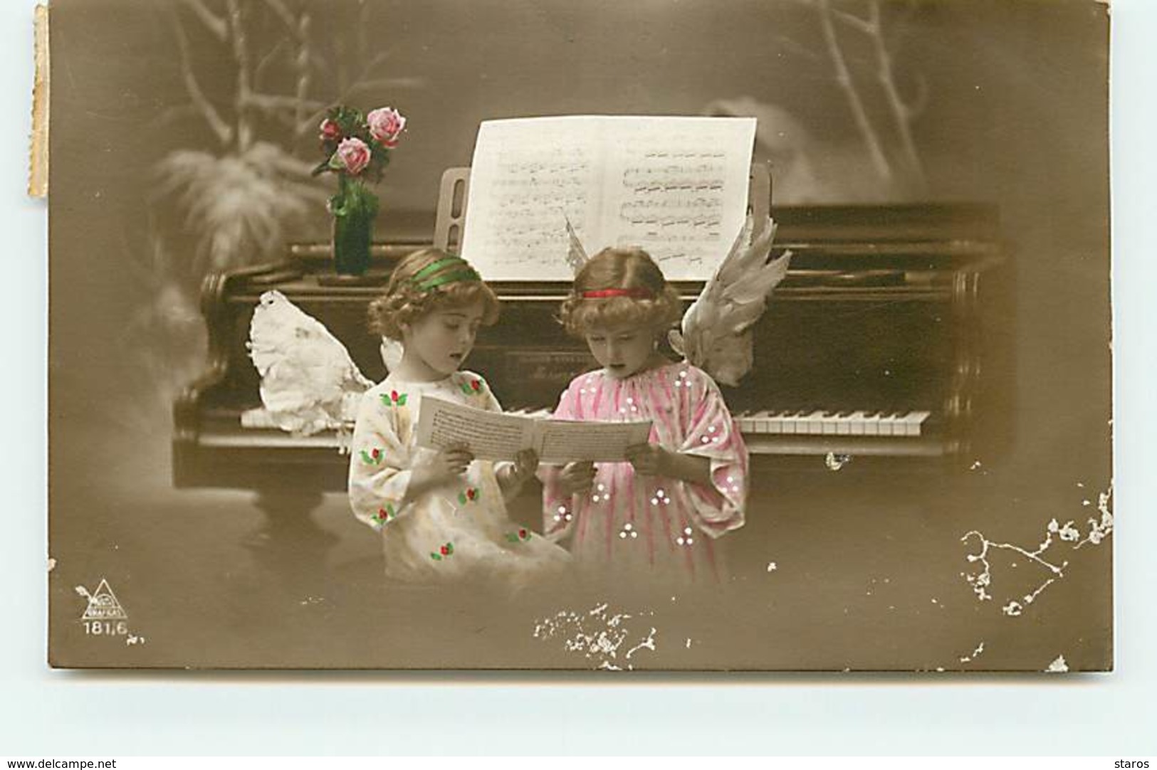 Fillettes Avec Des Ailes D'anges Chantant Près D'un Piano - Anges