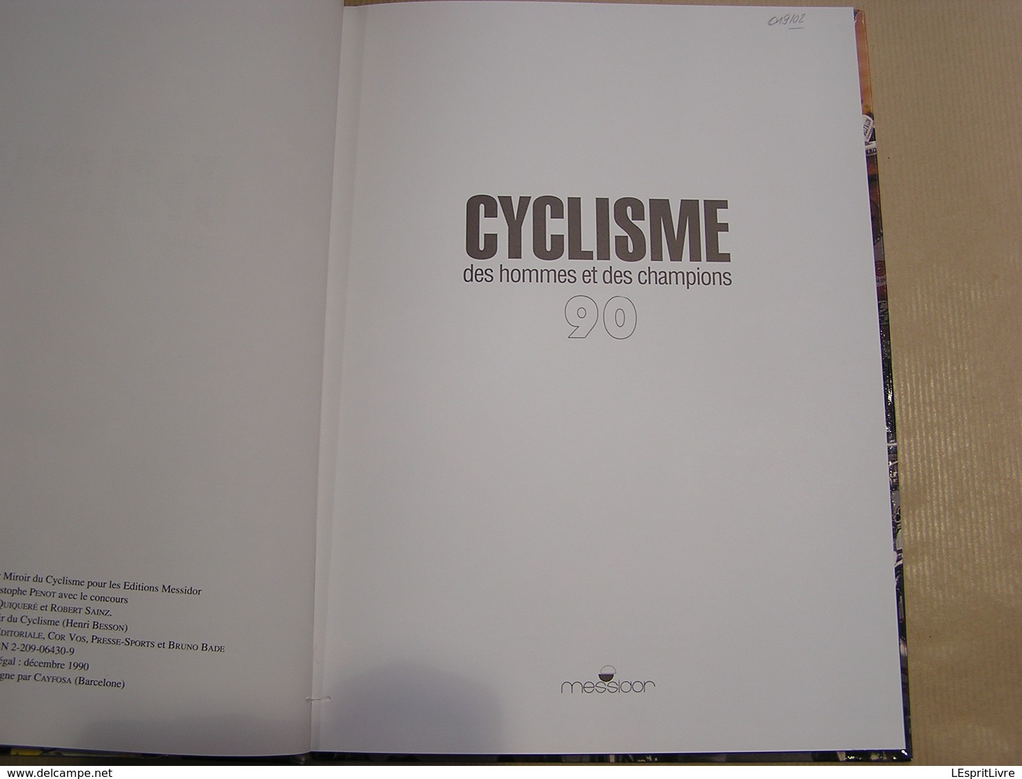 CYCLISME 90 Des Hommes Et Des Champions 1990 Course Cycliste Coureur Sprint Classique - Sport