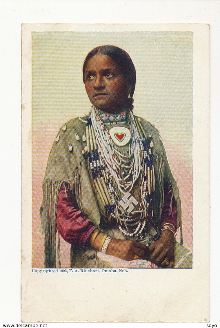 Indienne Nebraska Omaha USA Avec Collier Svastika Croix Gammée - Amérique