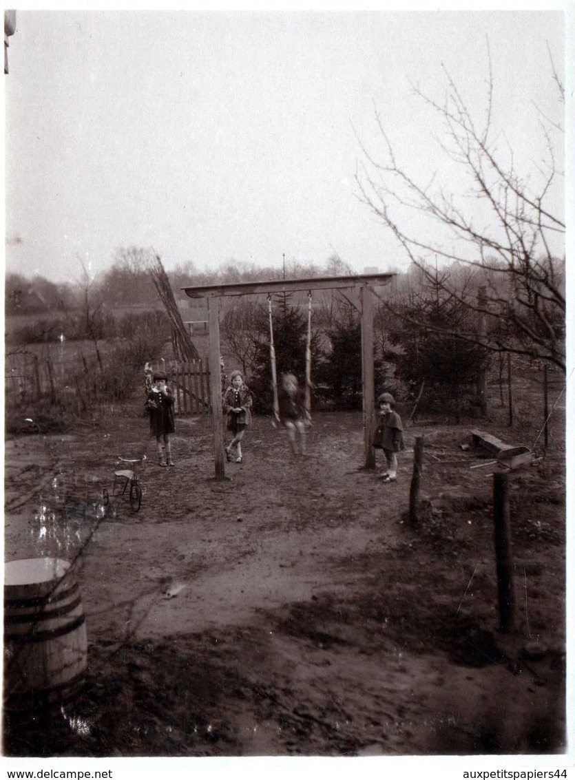 Photo Originale Les Enfants Au Jardin Vers 1920 - Balançoire Et Tricycle - Objets