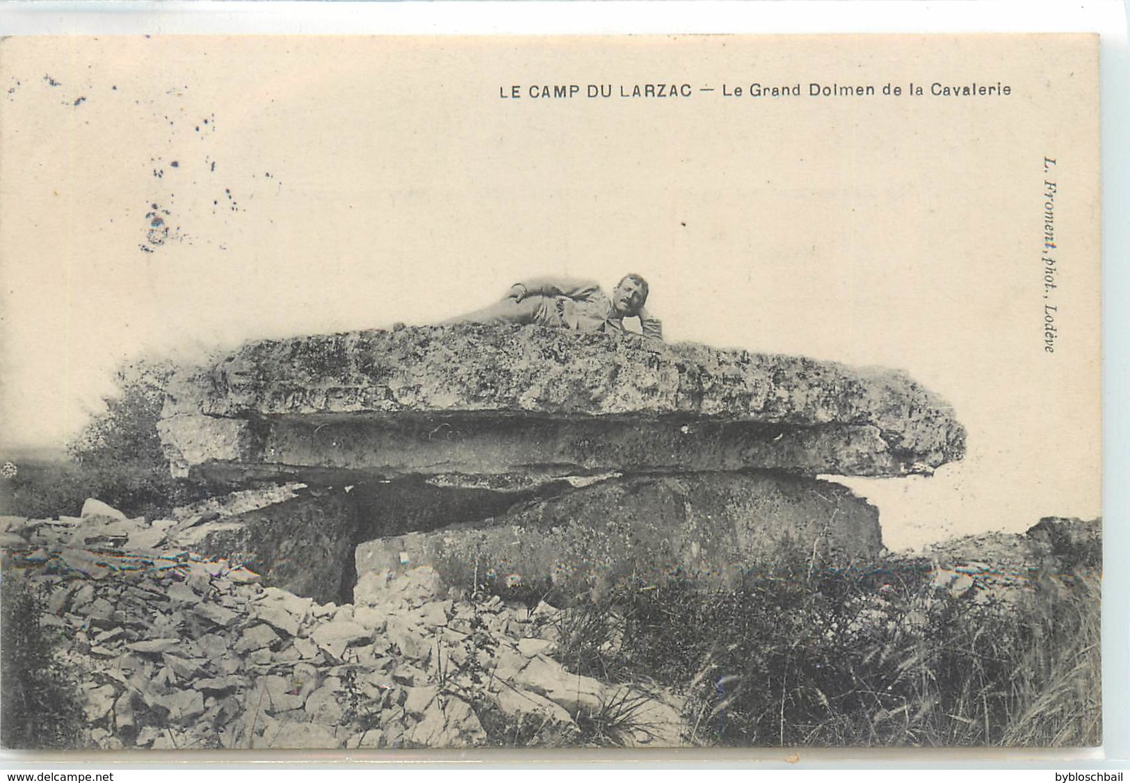 CPA 12 Aveyron La Cavalerie Camp Du Larzac Le Grand Dolmen De La Cavalarie Militaria Soldat Couché - La Cavalerie